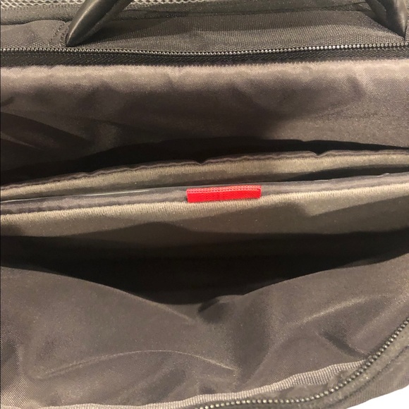 ThinkPad Professional 15.6-inch Topload Case - Picture 4 of 7